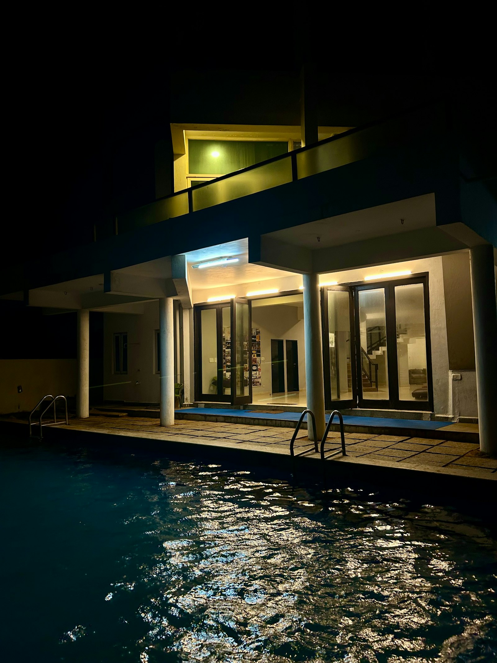 Pavillon contemporain au bord de l'eau, de nuit
