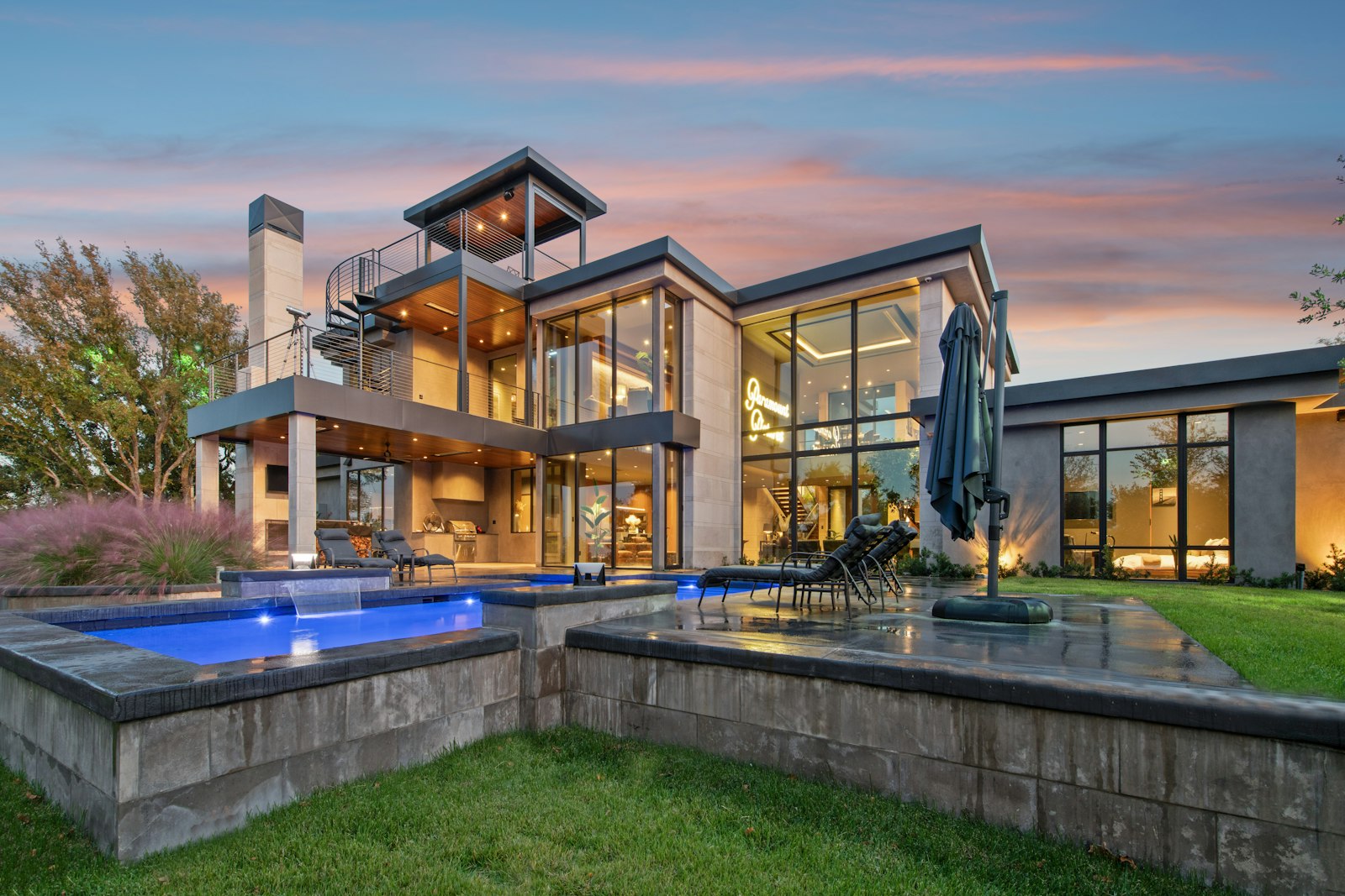 Maison d'architecte avec piscine au crépuscule