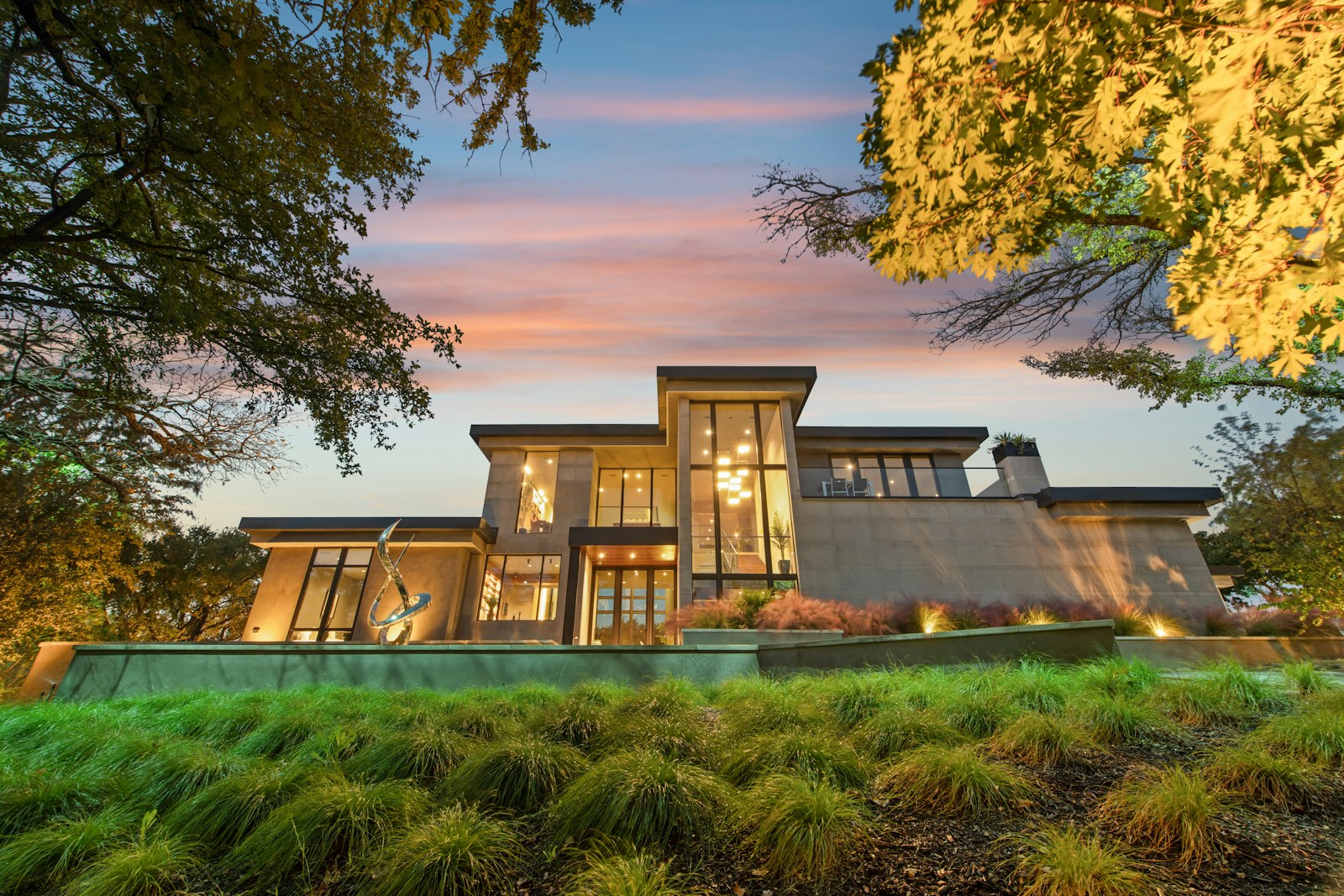 Maison contemporaine illuminée au crépuscule