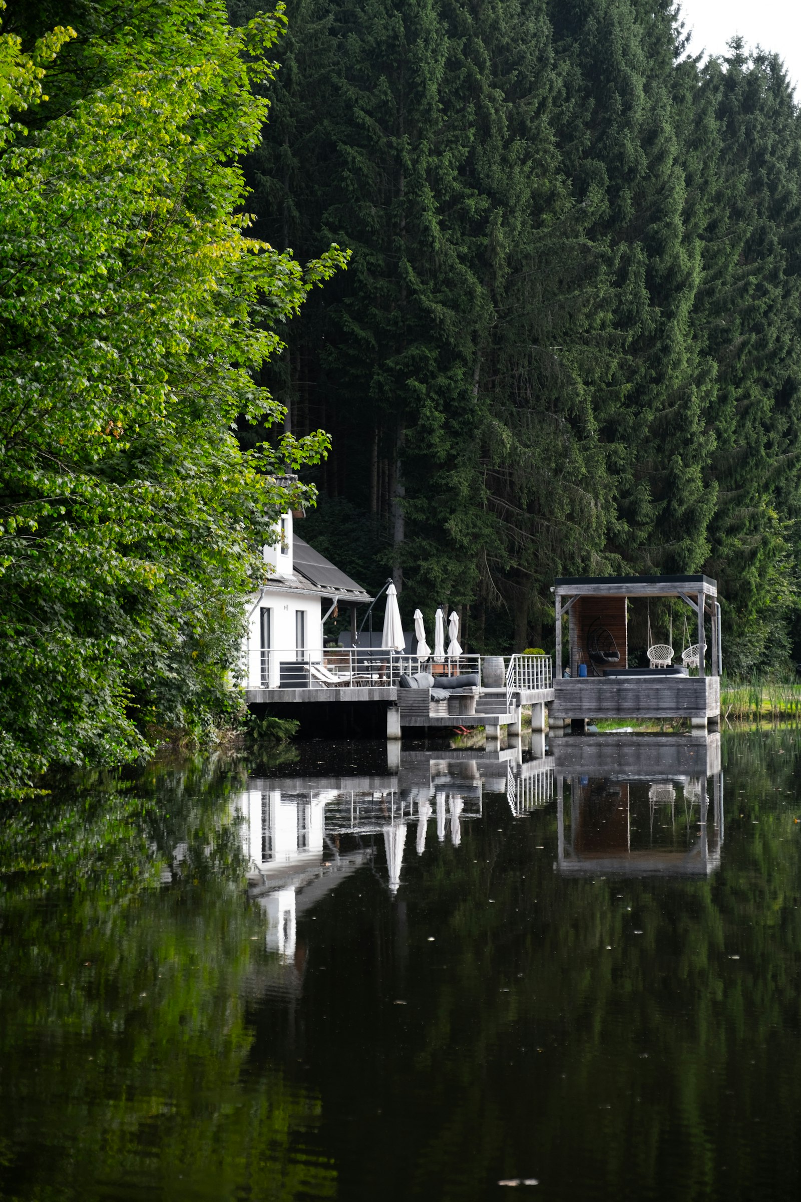 Maison blanche se reflétant dans le lac