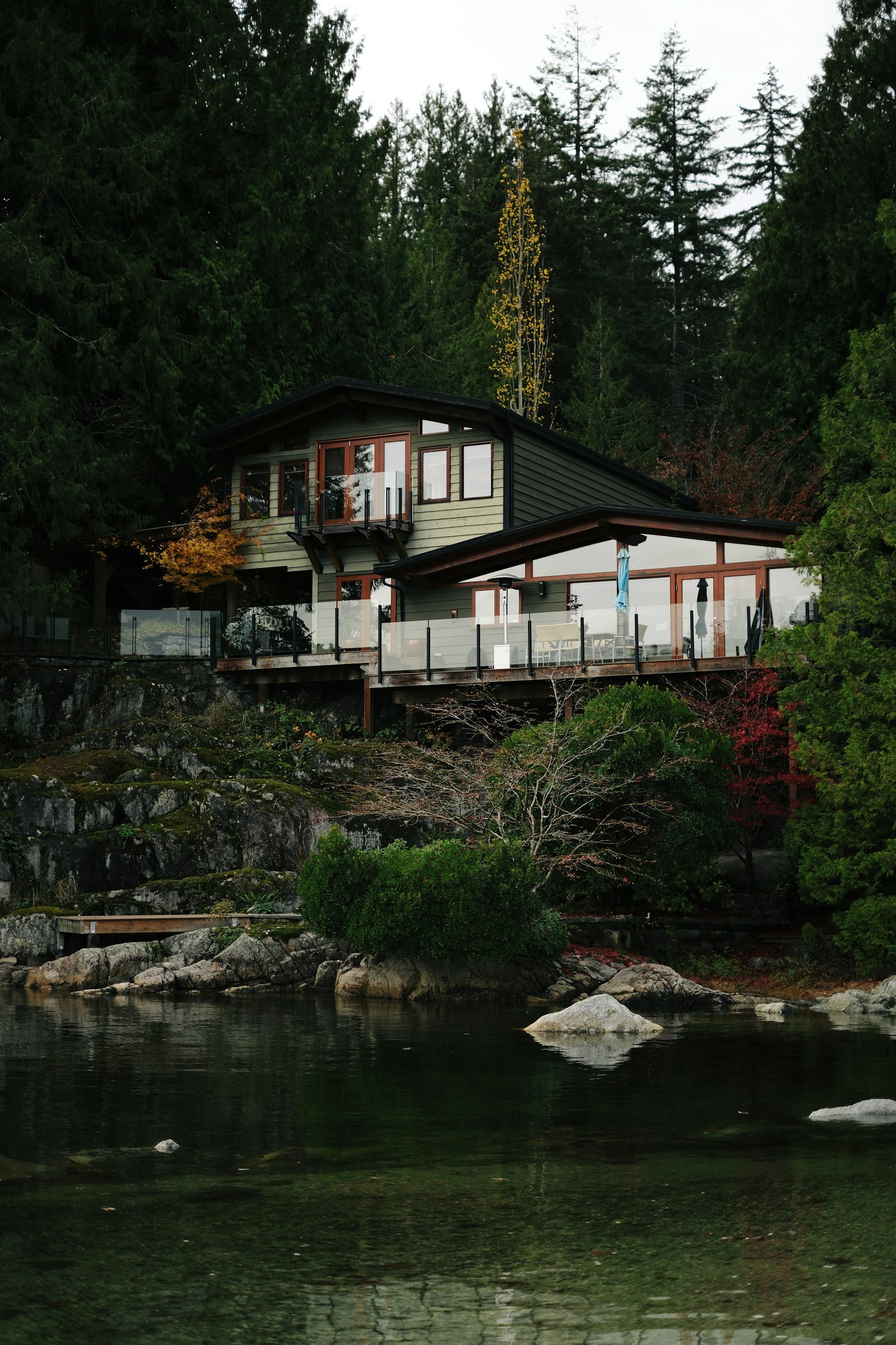 Maison au bord de l'eau dans les arbres
