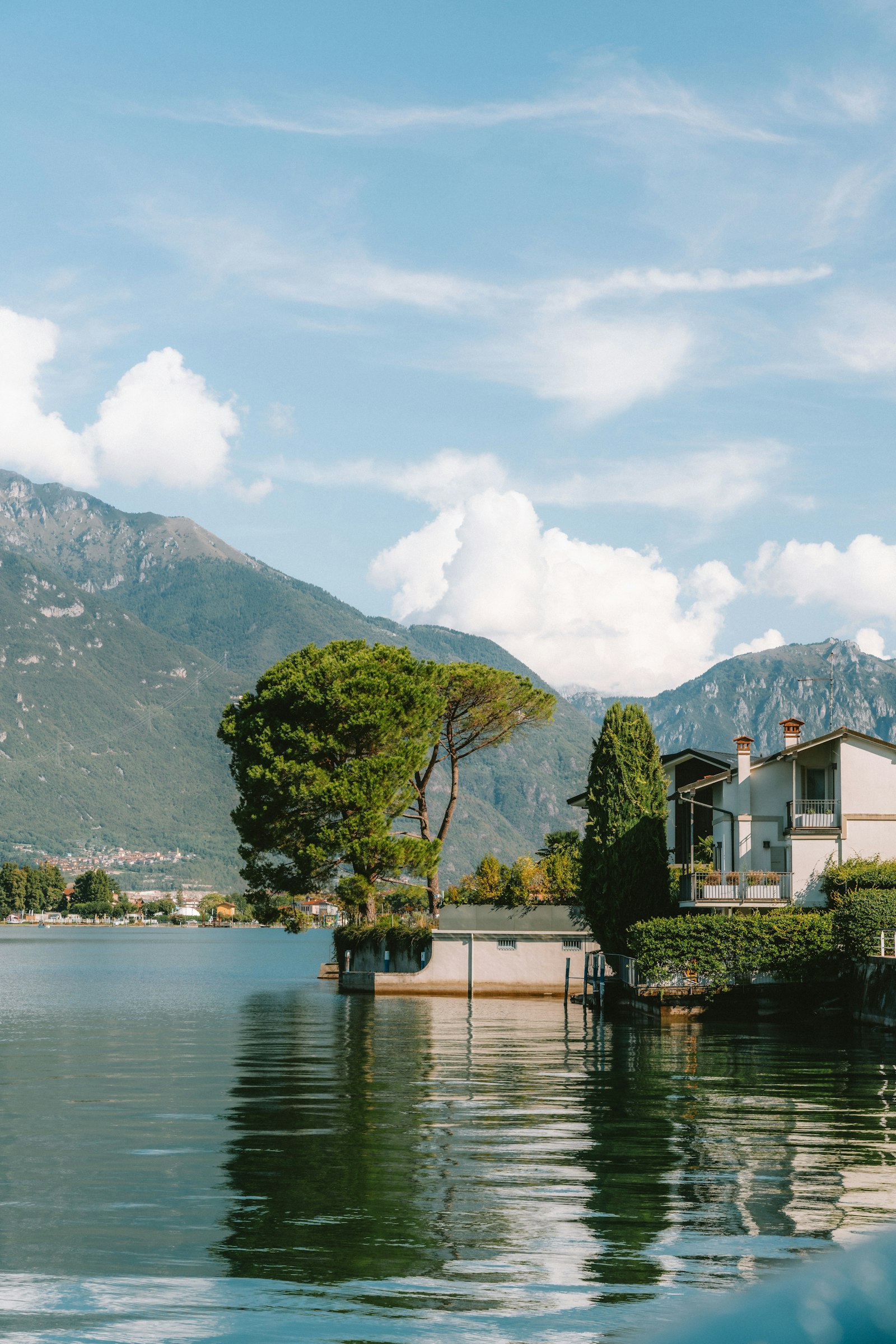 Maison au bord d'un lac de montagne
