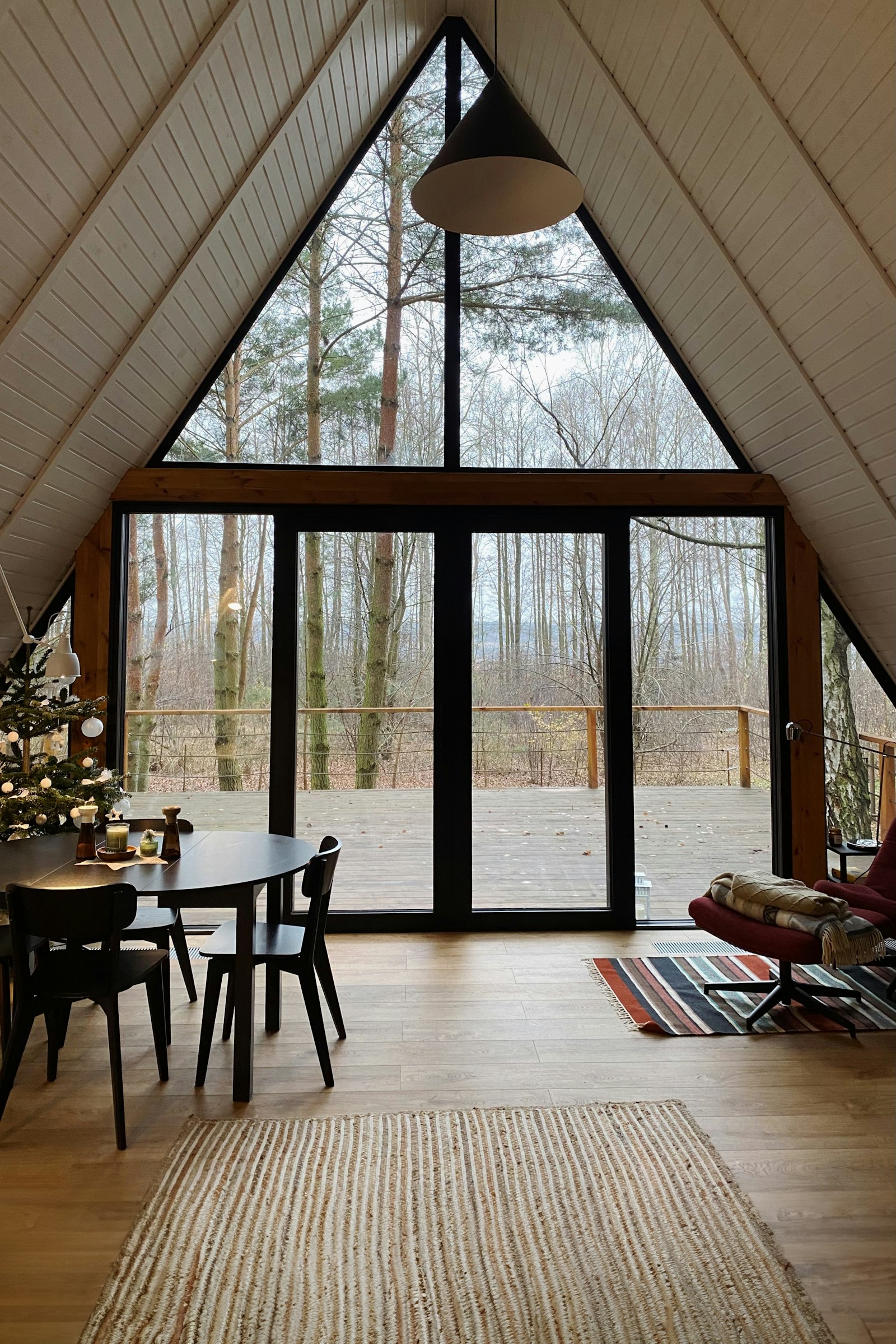 Pièce de vie vitrée face à la forêt