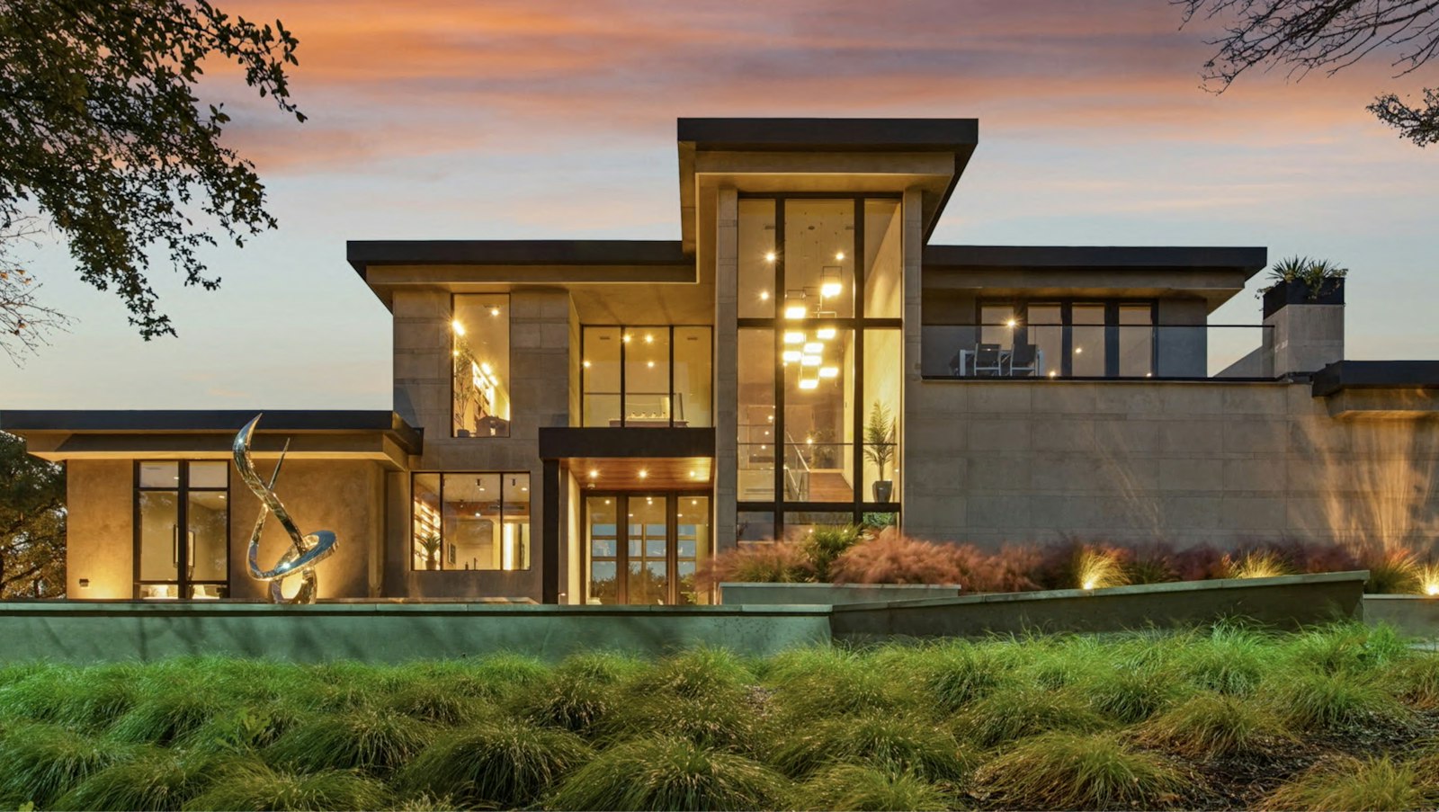 Villa Horizon au crépuscule, façade de verre sur deux niveaux